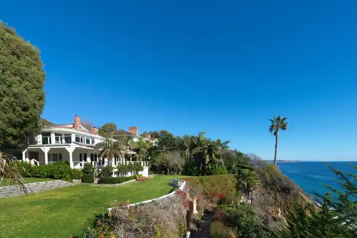 Avalon-Malibu_cottage-exterior-cliff